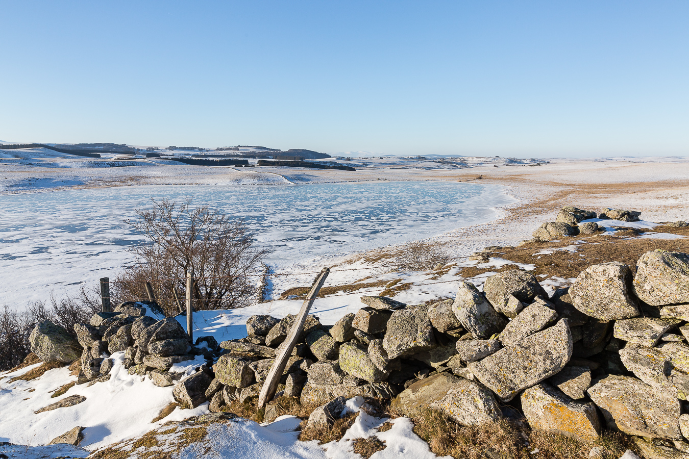 Le lac de SaintAndéol gelé (sur l'Aubrac)